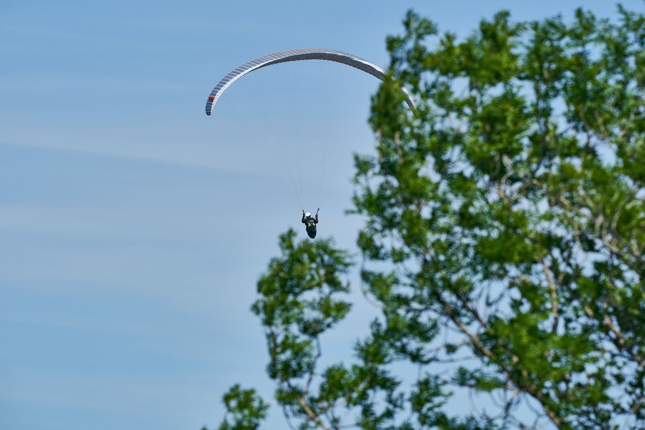 Entrainement de parapente sur le Mont Poupet près de Salins les